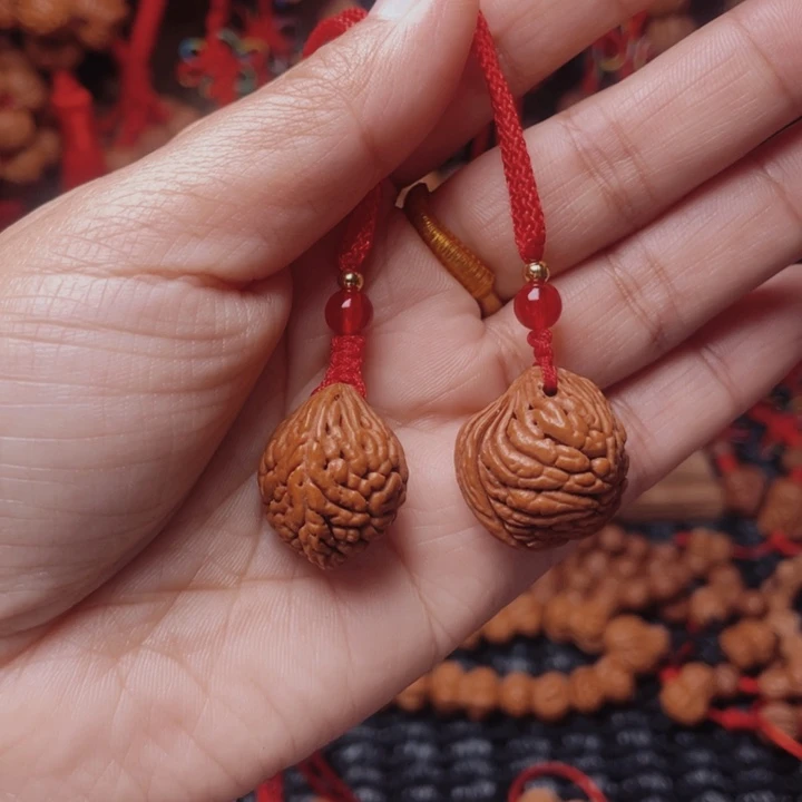 木质类龙纹桃枭挂件