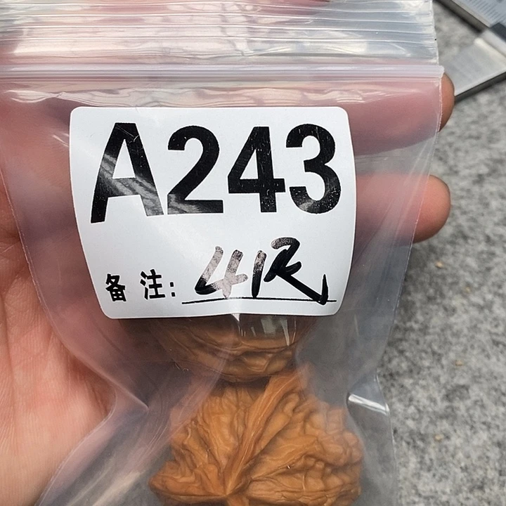 文玩核桃吊坠三棱