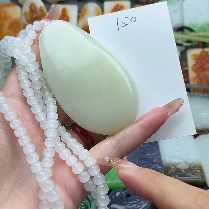 颈饰未镶嵌石英质玉