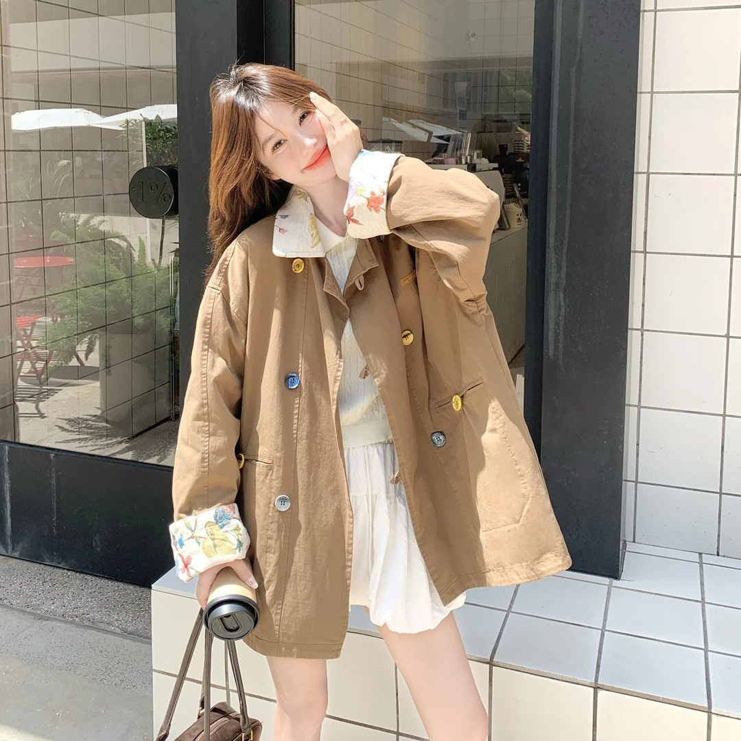 时尚减龄彩色纽扣印花翻领风衣女2025秋季新款卡其撞色漂亮外套