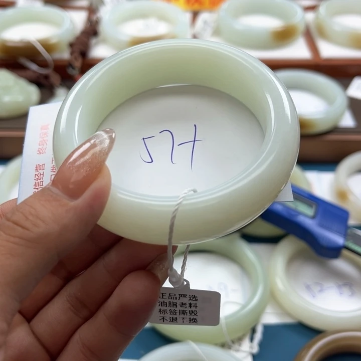 和田玉手镯未镶嵌