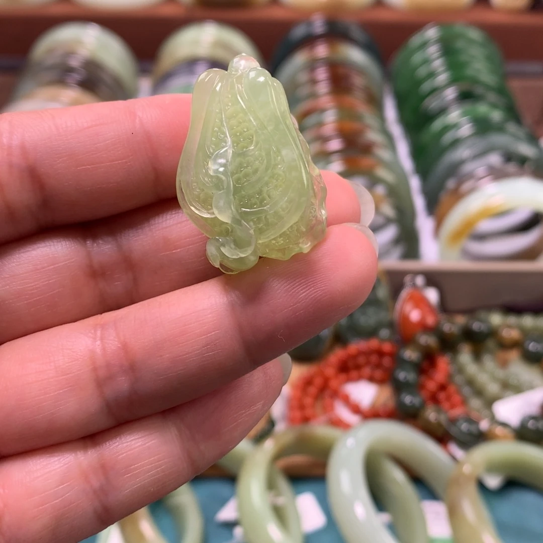 未镶嵌岫玉颈饰吊坠