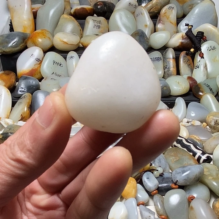 和田玉未镶嵌颈饰吊坠