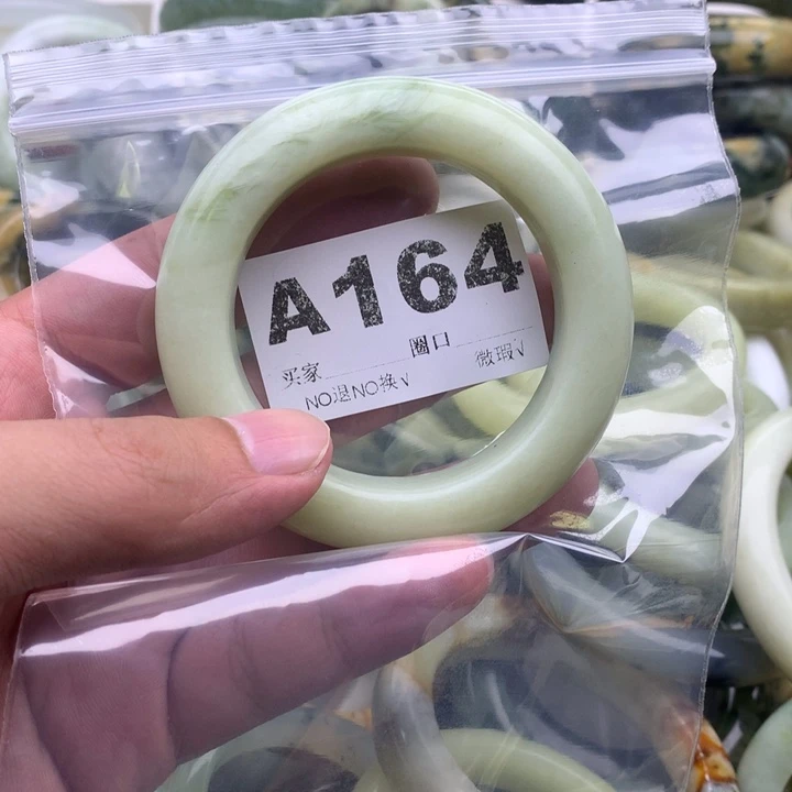 王***它未镶嵌蛇纹石玉手镯
