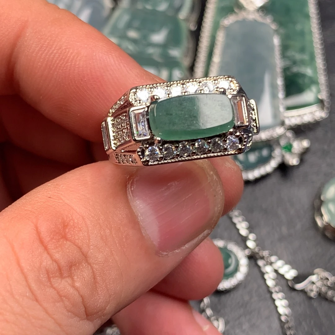 翡翠未镶嵌颈饰马鞍戒指