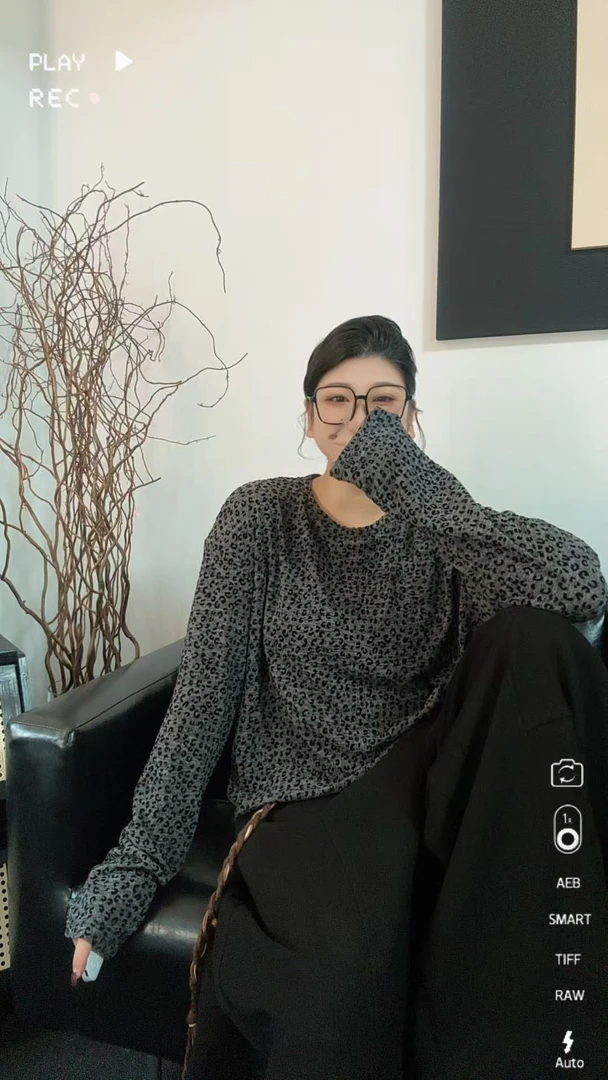 SHUANG洲：新款宽松植绒长袖慵懒圆领套头豹纹打底T恤