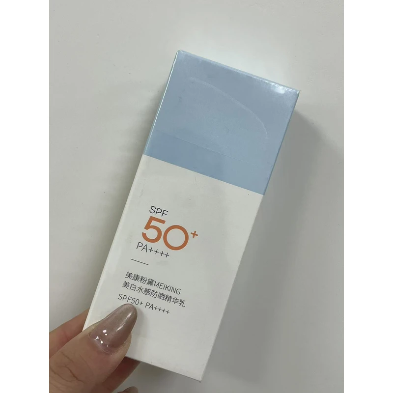 232轻薄的乳液质地的防晒霜