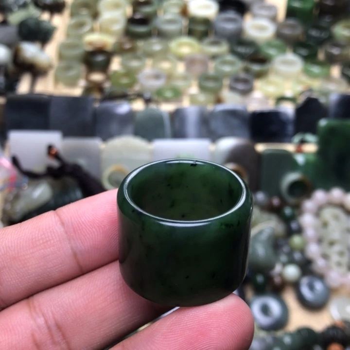 王***指和田玉未镶嵌颈饰