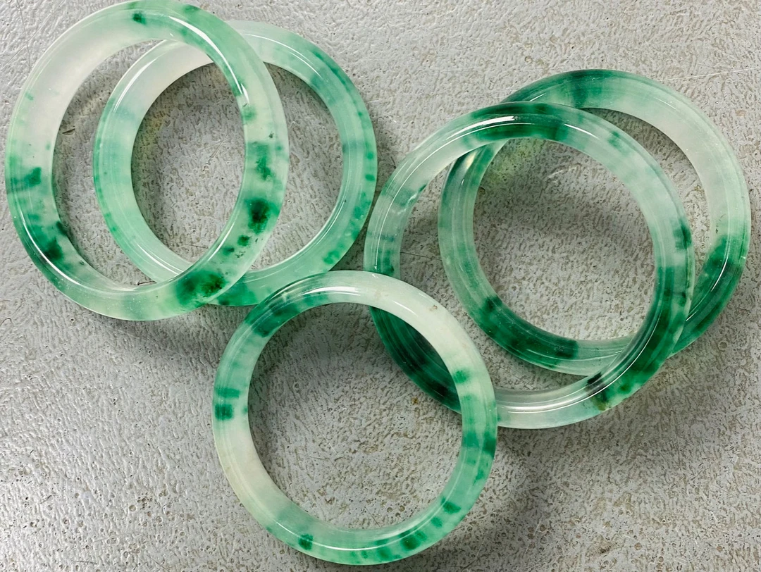 YS0067老田家玉飘花手镯（无礼盒）