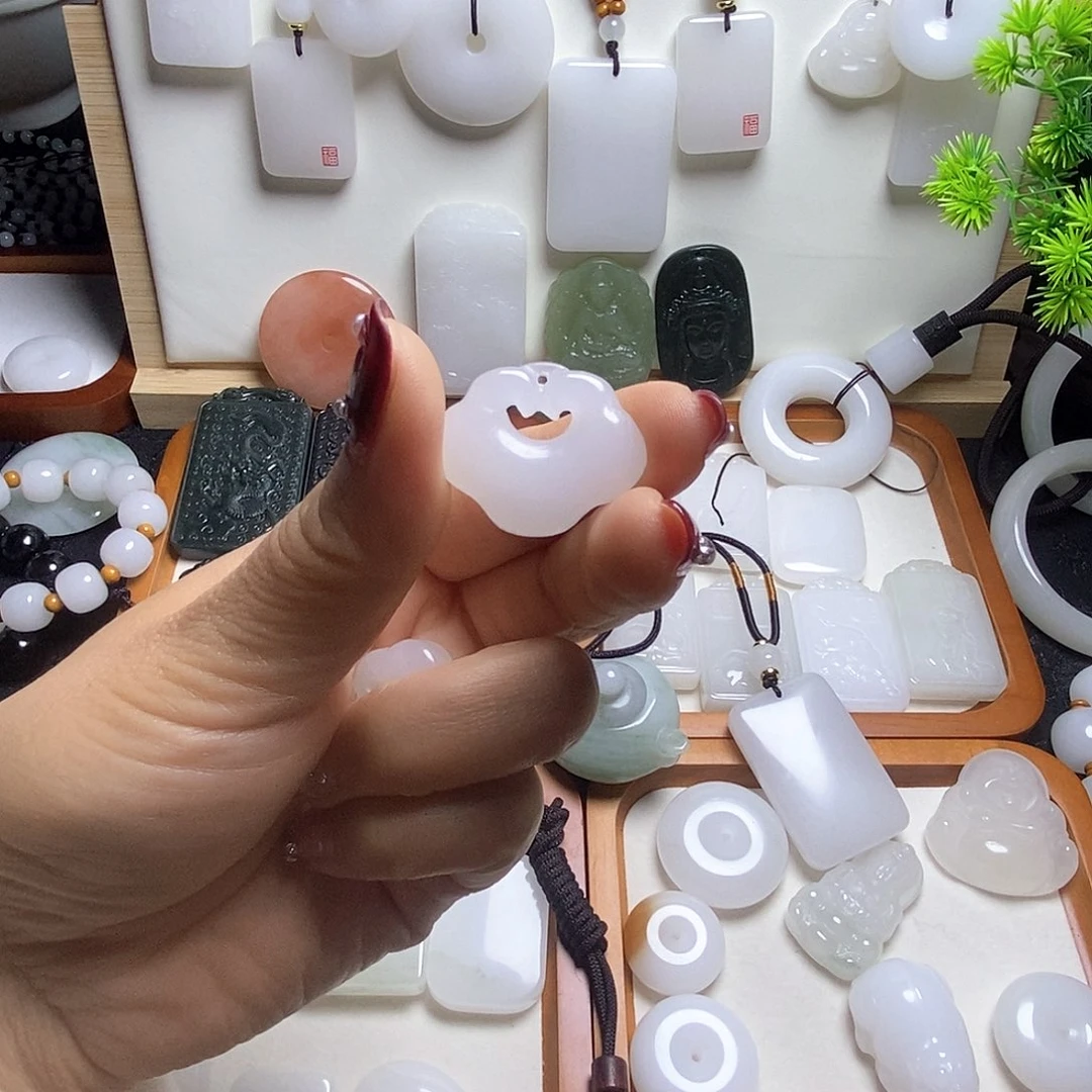 石英质玉（金丝玉）颈饰未镶嵌