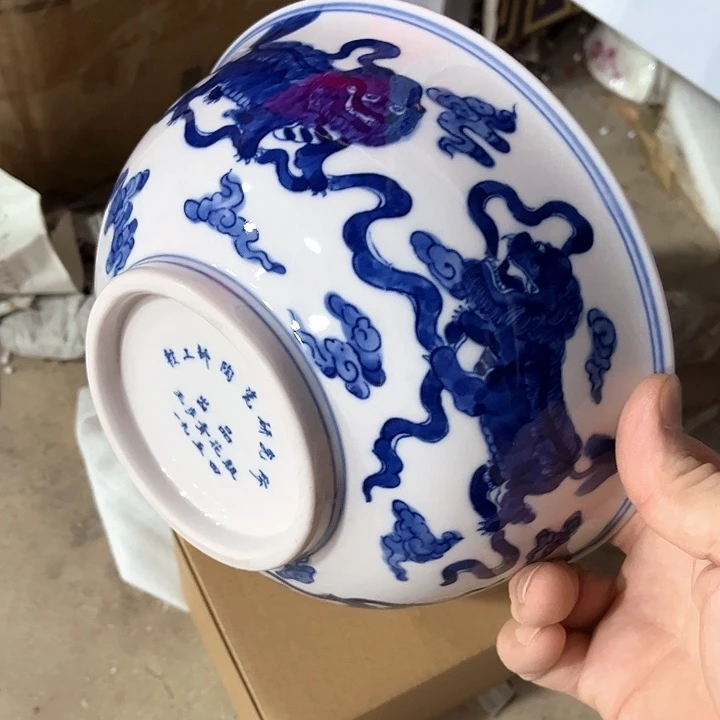 摆件///釉下彩////直径19.5厘米。红。