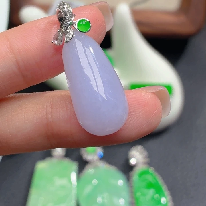 颈饰18K金镶嵌翡翠