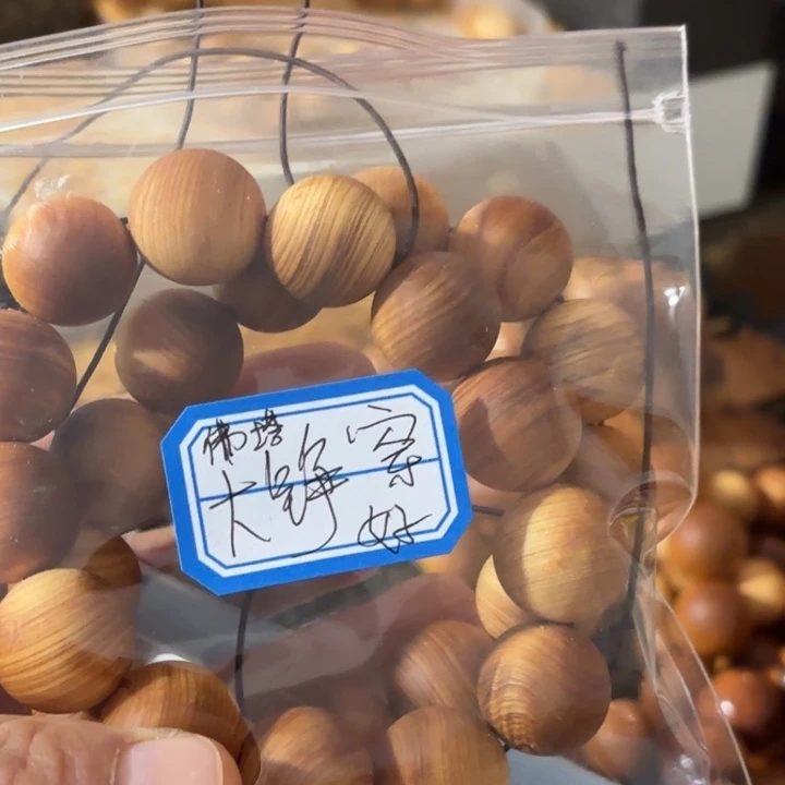 大***爹柏木黑油串珠的一条