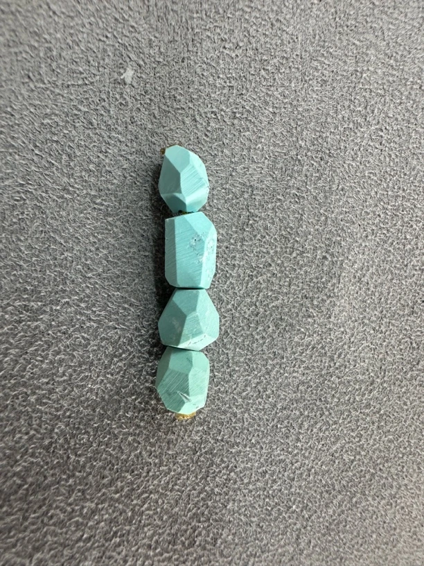 原矿绿松石钻起尺寸5-6m克重0.9g有瑕