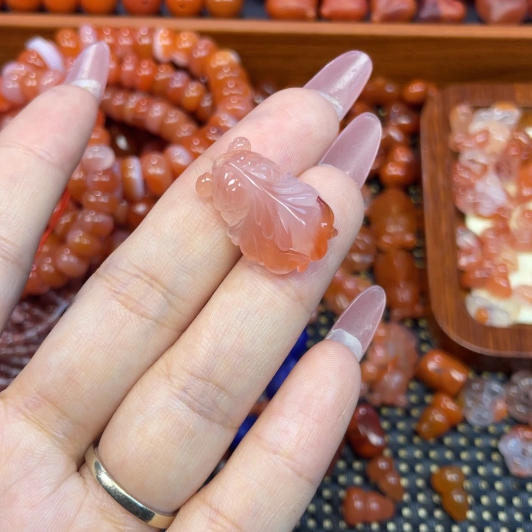 南红玛瑙未镶嵌颈饰金鱼