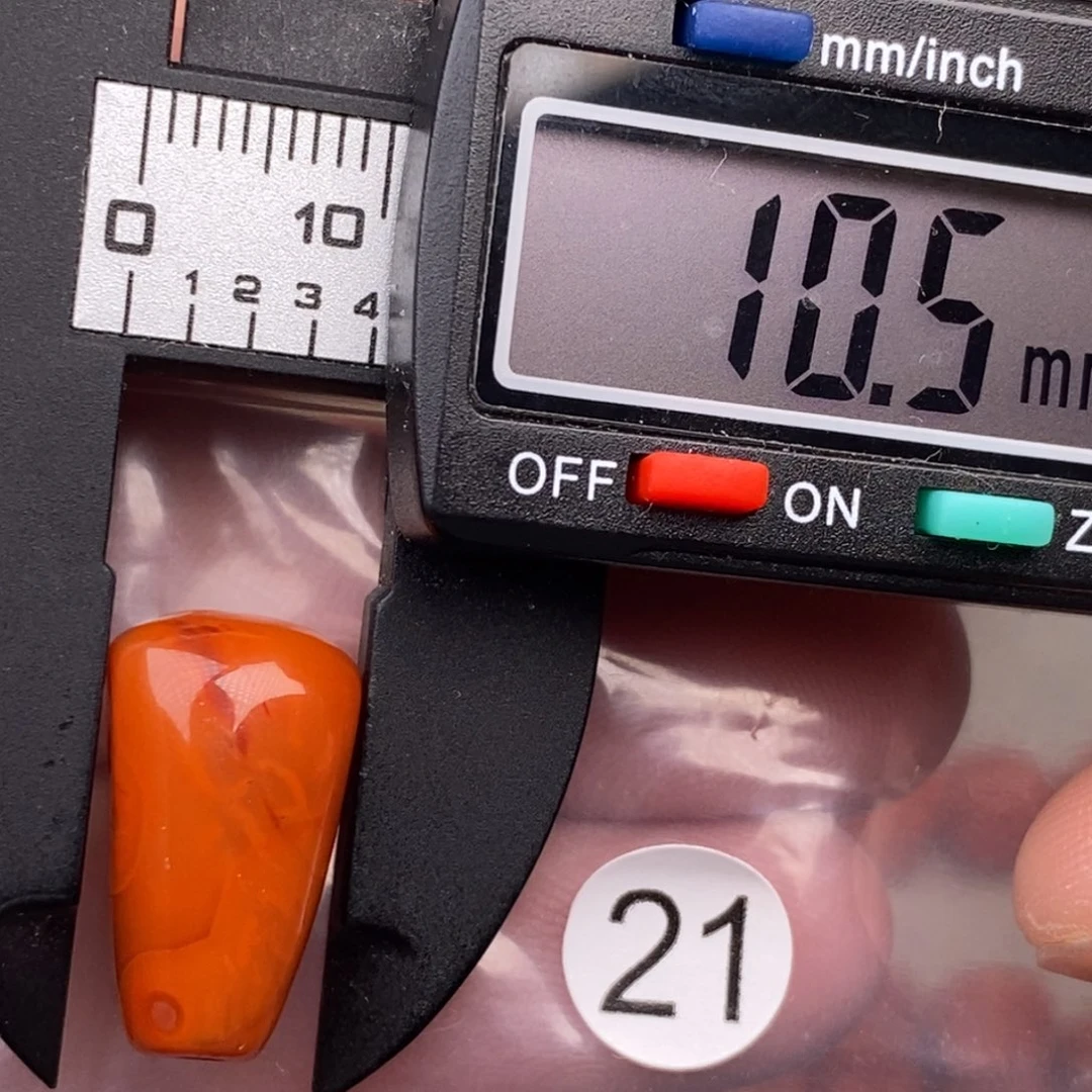 南红玛瑙未镶嵌配饰有瑕疵