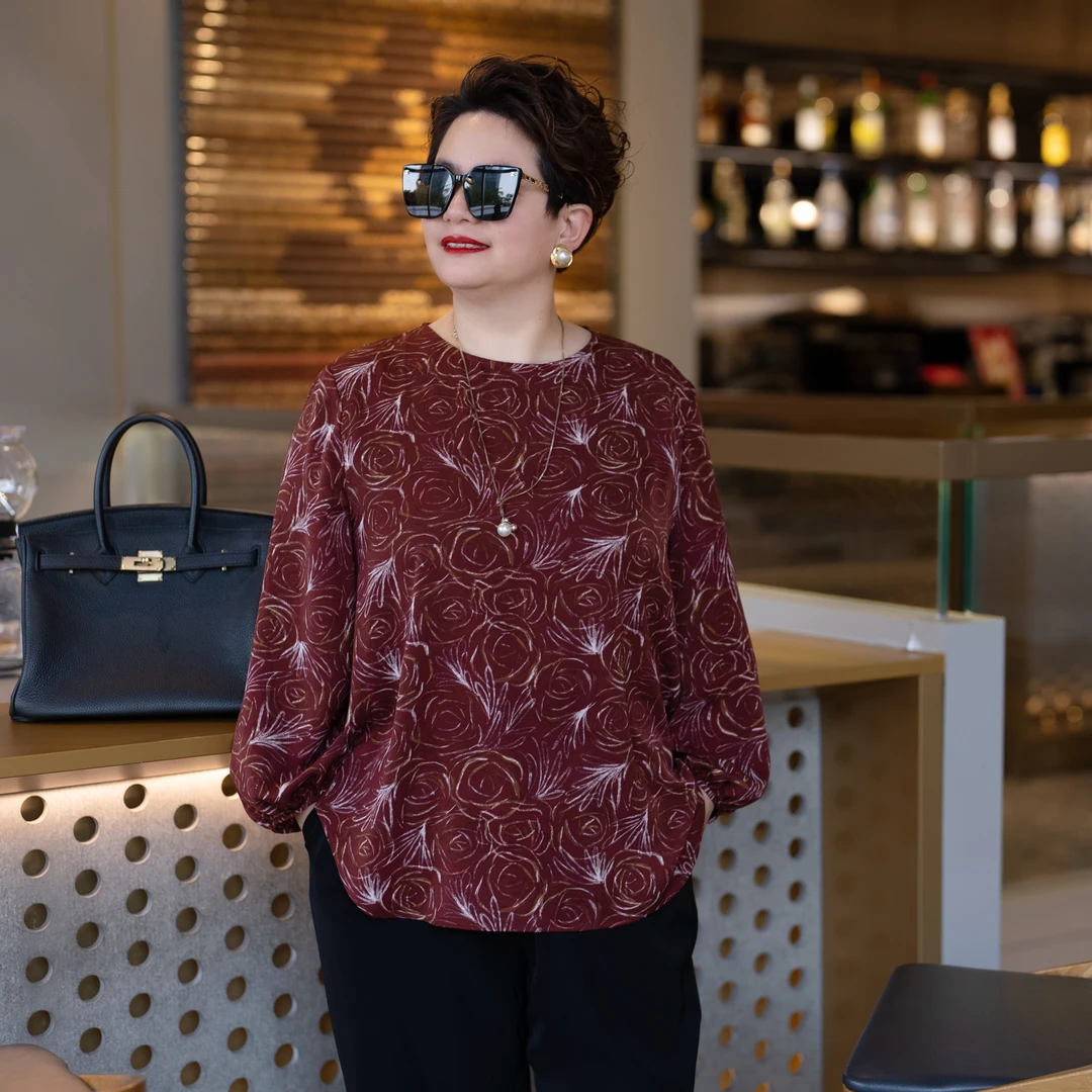 向红同学2025早春艺术优雅随性时尚法式轻奢圆领印花上衣SY090