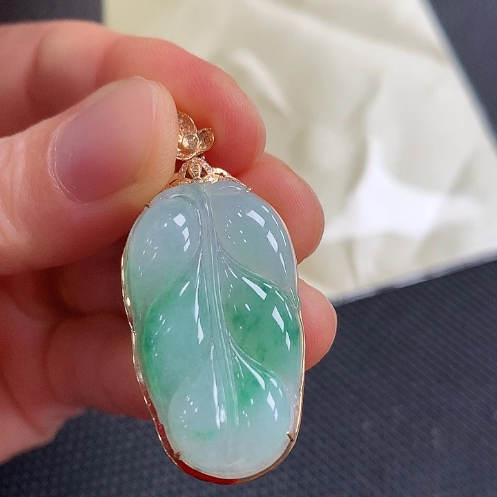 翡翠18K金镶嵌颈饰