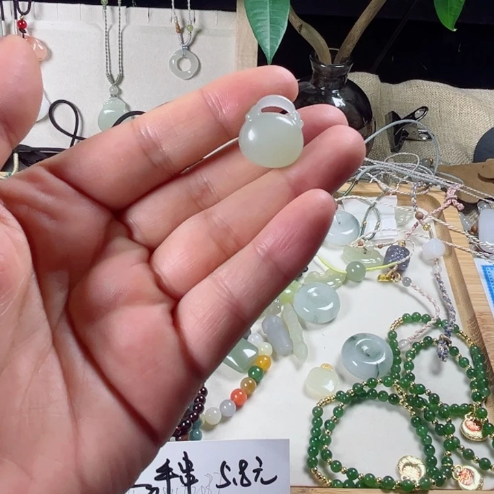 颈饰未镶嵌和田玉