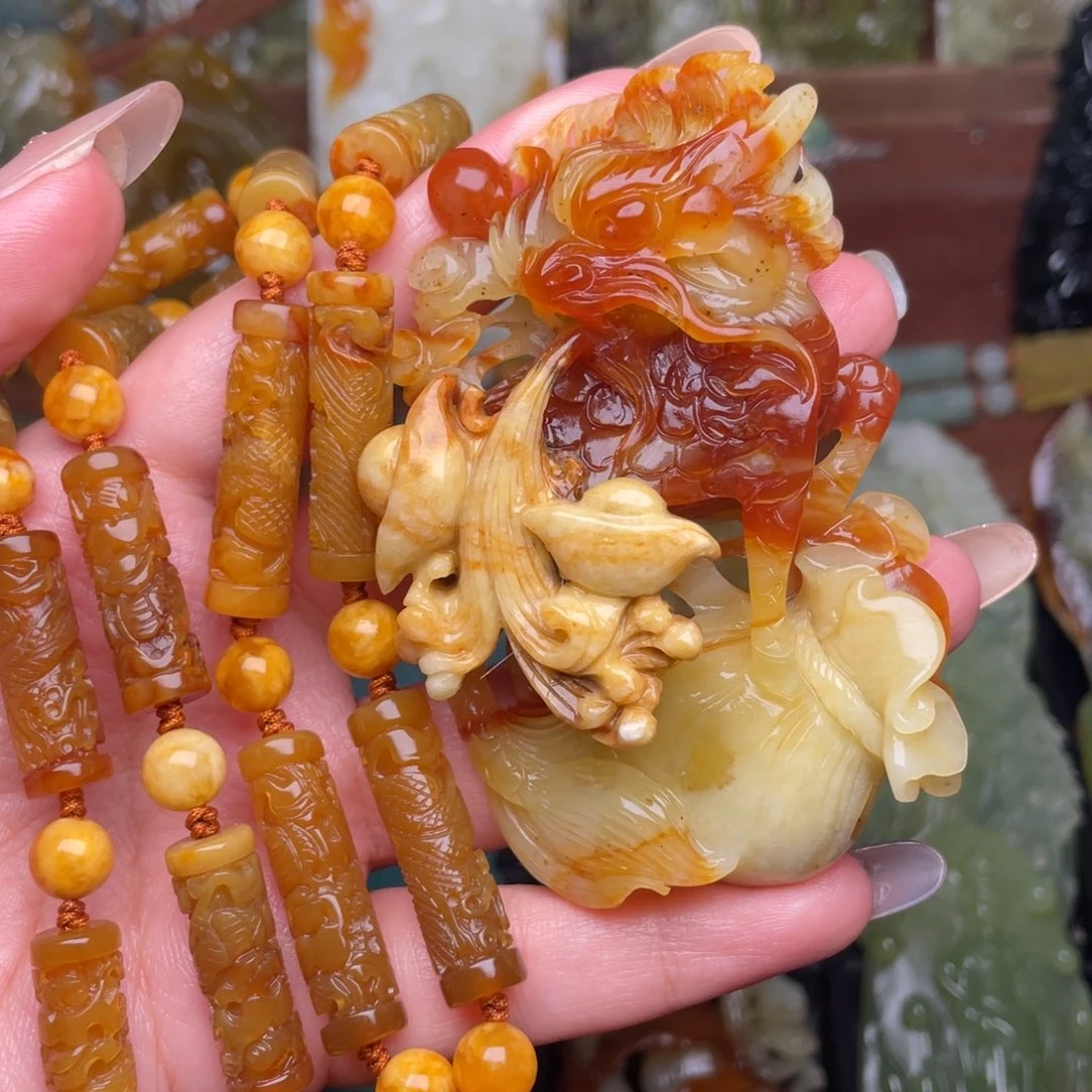 梁***志蛇纹石玉未镶嵌颈饰
