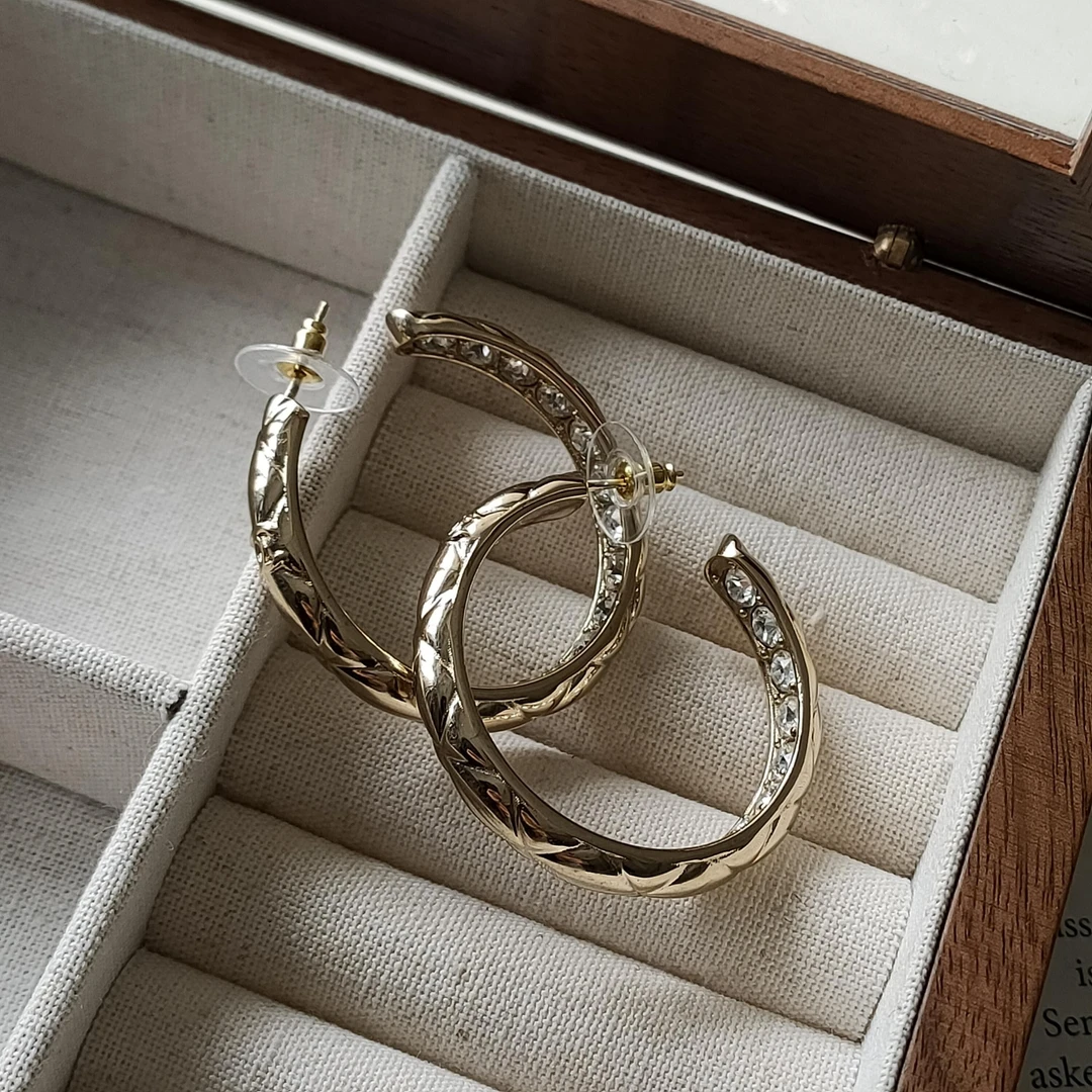 95新 Chanel/香奈儿 Azul - 金色菱格纹内嵌满钻C型耳钉 39951