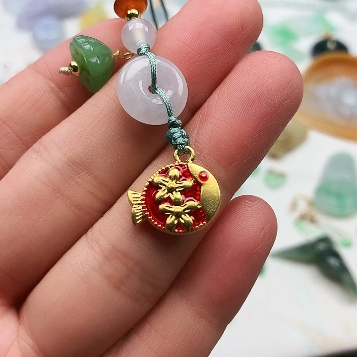翡翠未镶嵌颈饰鱼