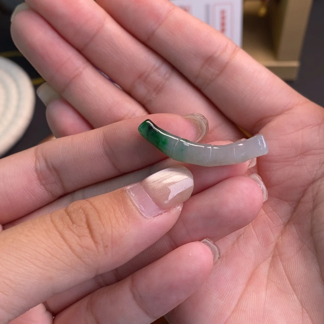 依***翡翠未镶嵌颈饰11010
