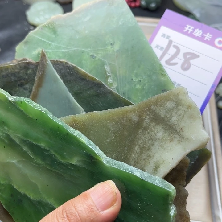 和田玉未镶嵌珠宝奇石天**空
