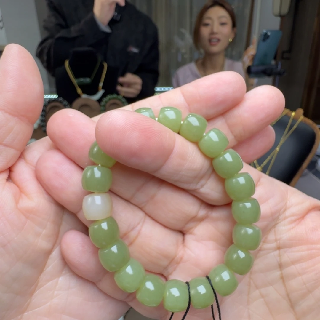 四***熊和田玉未镶嵌颈饰