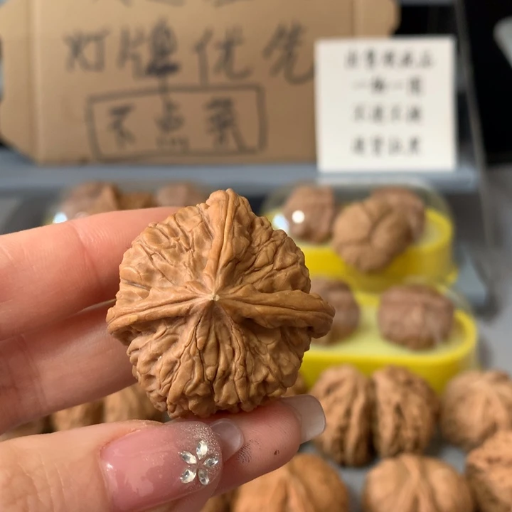 岁***静吊坠文玩核桃单只，有瑕疵