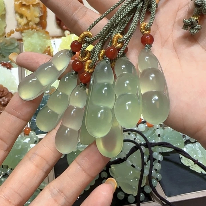 未镶嵌蛇纹石玉吊坠