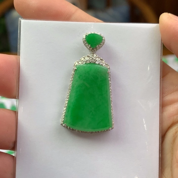 翡翠18K金镶嵌颈饰翡翠吊坠