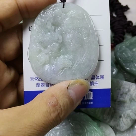 翡翠未镶嵌颈饰挂件
