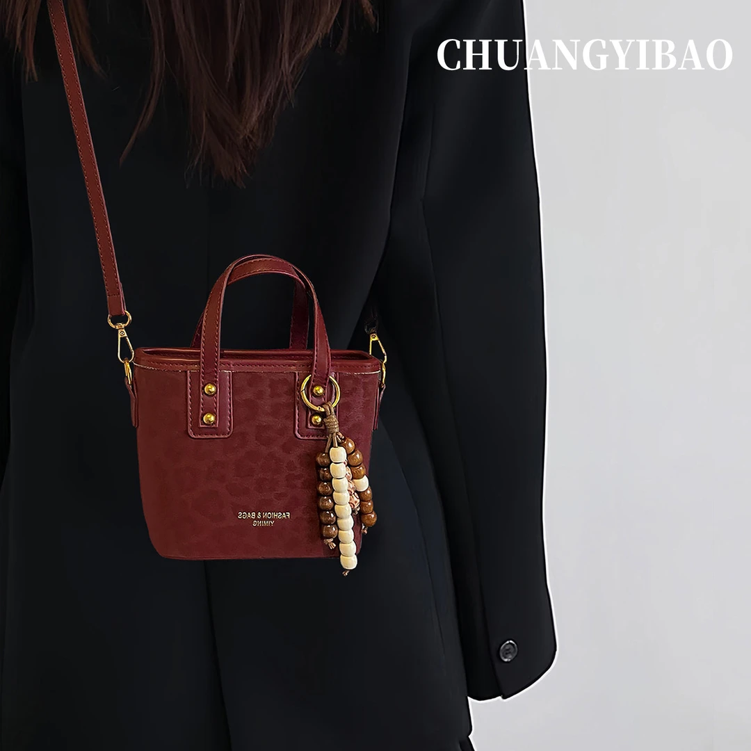 红色手拎水桶包包女式2025新款冬季高级感小众通勤斜挎婚包女新娘