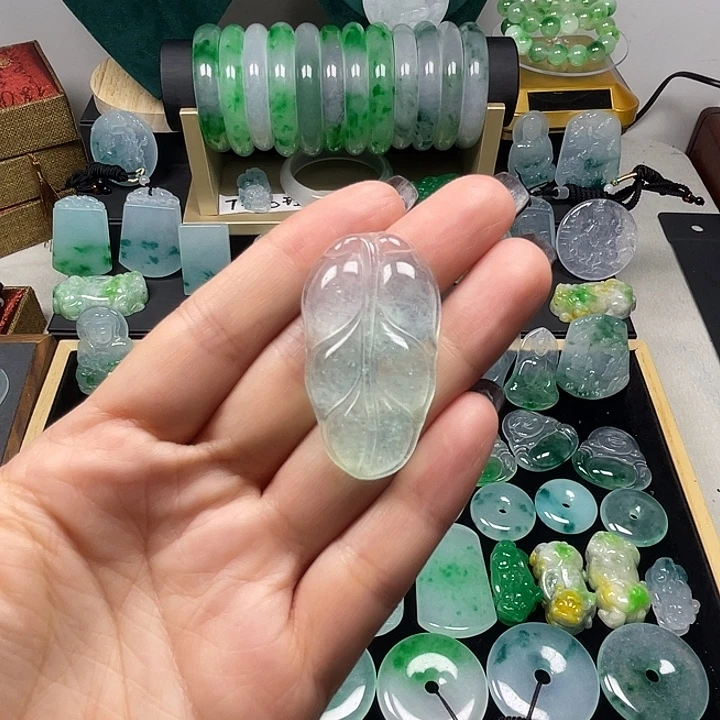 翡翠未镶嵌颈饰叶子