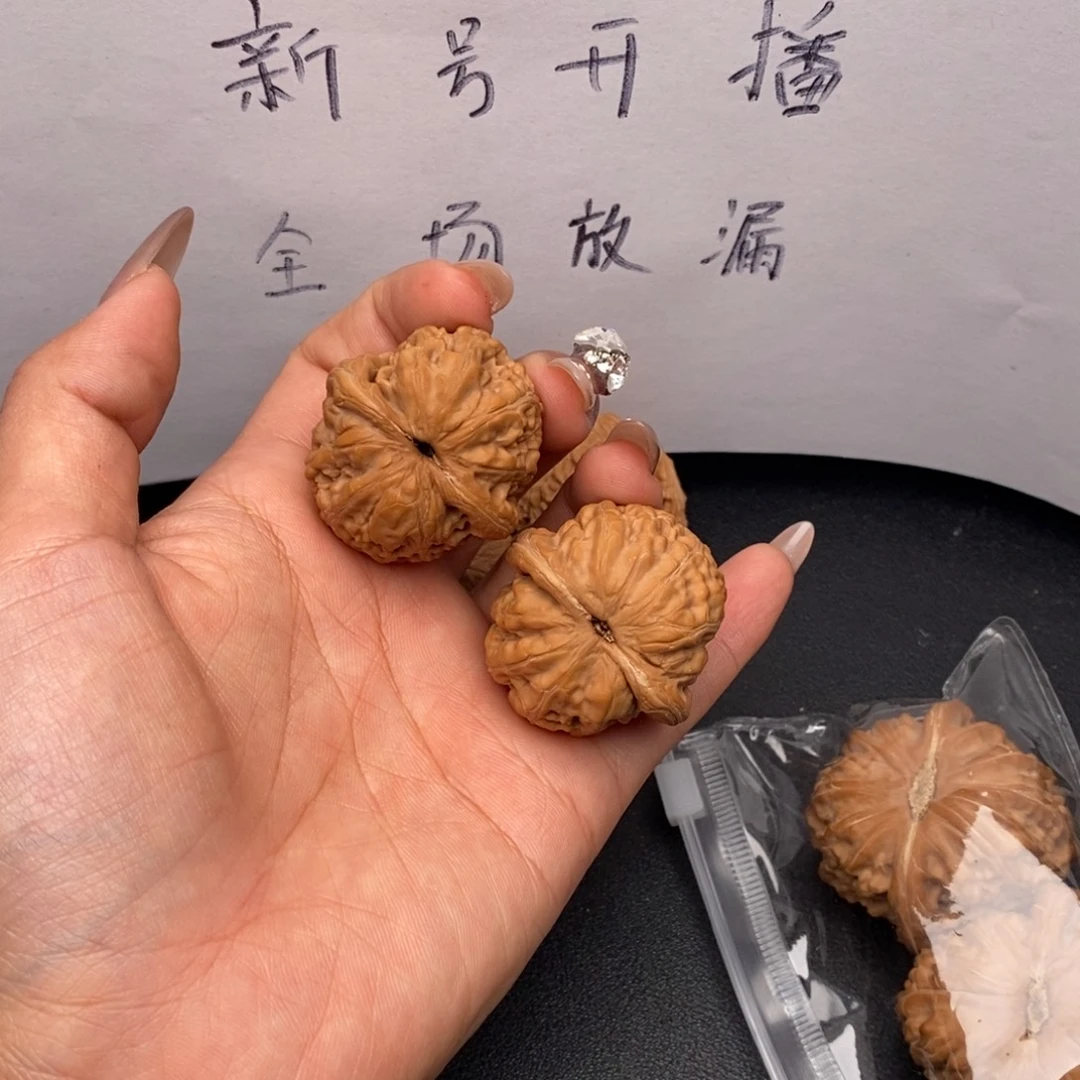 ᝰ****文玩核桃把件37元宝修尖