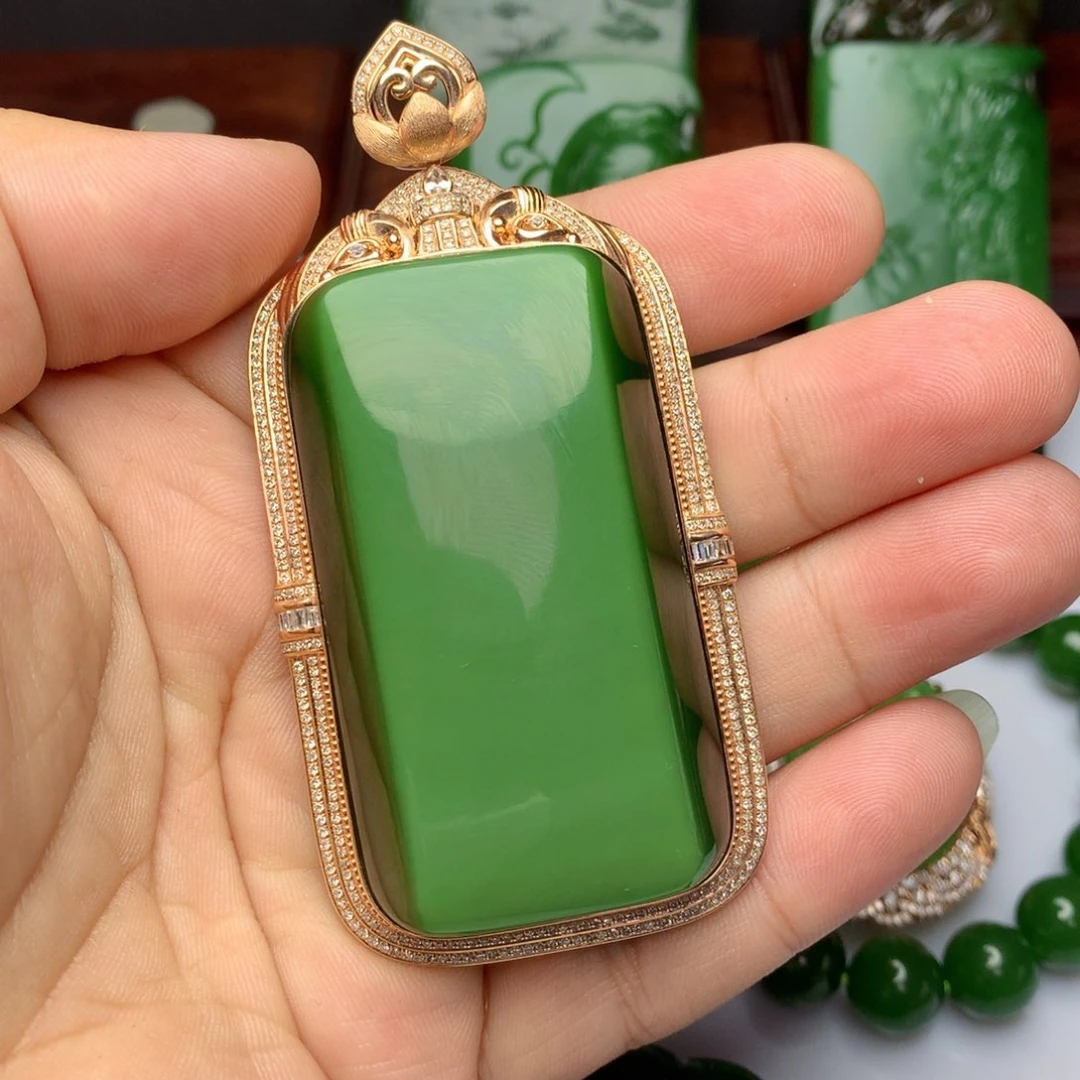 颈饰18K金镶嵌和田玉心***虞