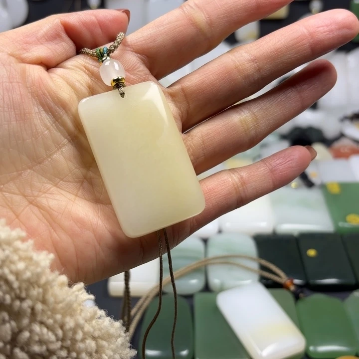 石英质玉（金丝玉）未镶嵌颈饰