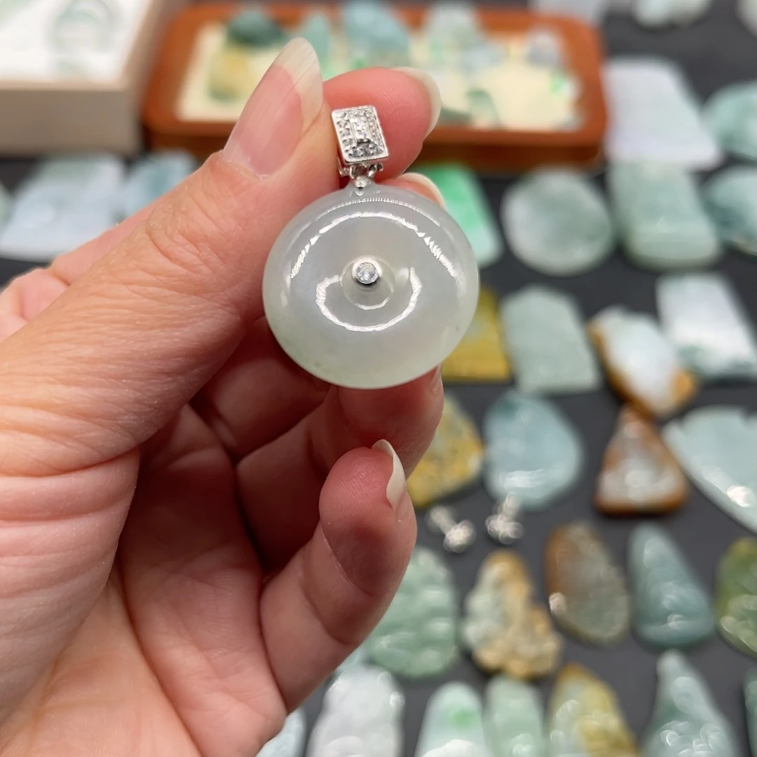 翡翠未镶嵌颈饰平安扣