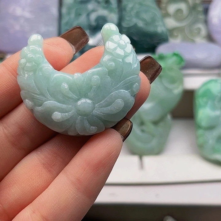 翡翠未镶嵌颈饰挂件