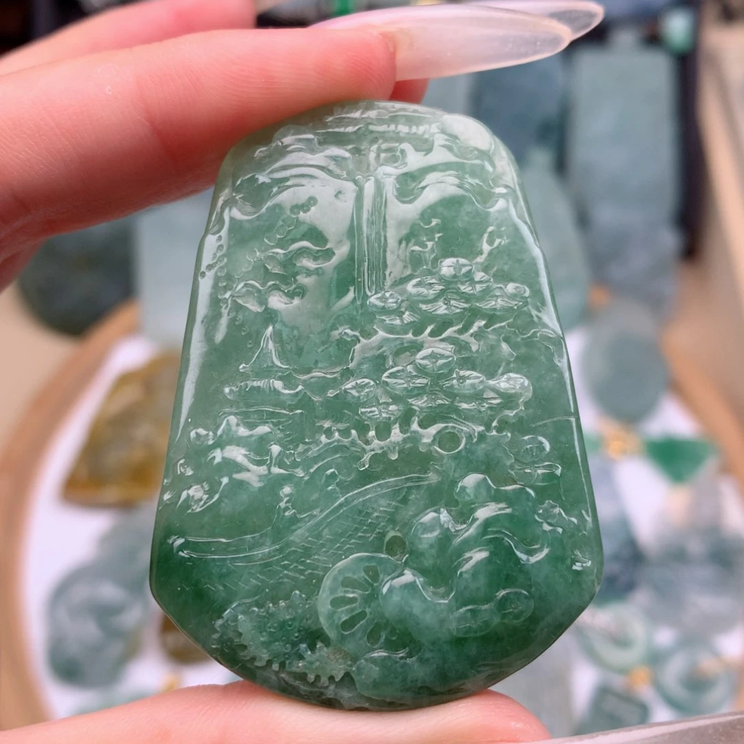 翡翠未镶嵌颈饰山水