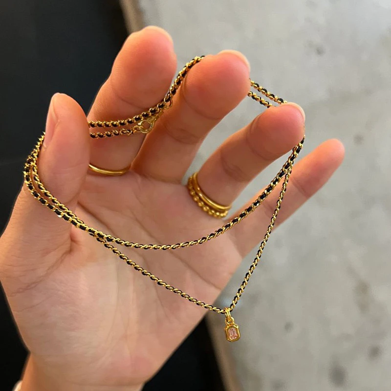钛钢项链 精品名媛风黑金编绳粉方糖吊坠项链轻奢高级感锁骨链女