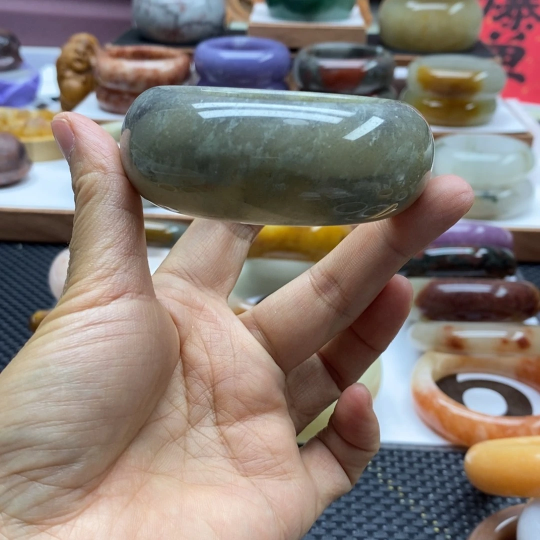 没***事石英岩玉手镯未镶嵌