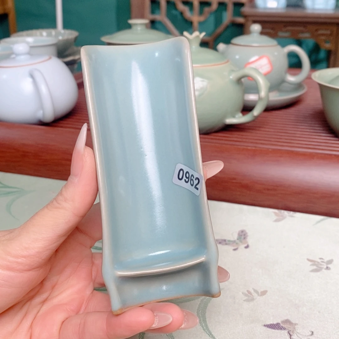 962。