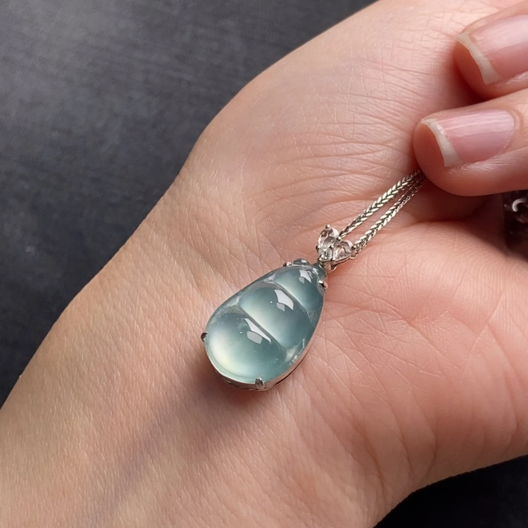 翡翠18K金镶嵌颈饰福豆吊坠