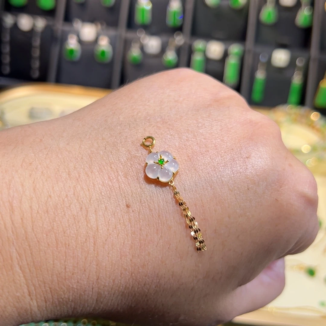 颈饰18K金镶嵌翡翠吊坠