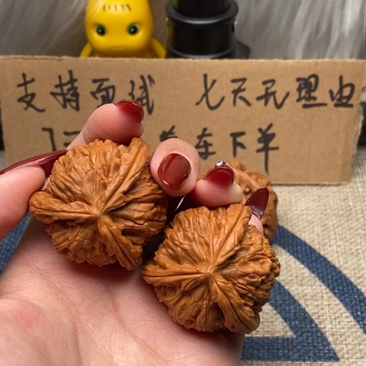 阿***余文玩核桃吊坠白狮子正奔