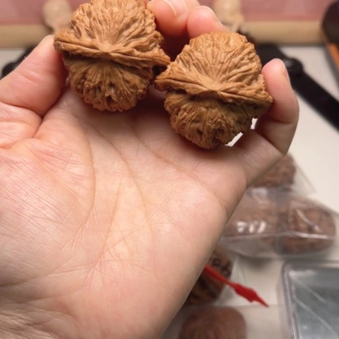 文玩核桃吊坠白狮子