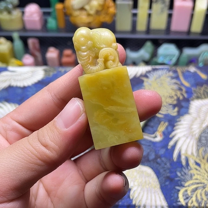 卡***芮青田石印石菜花小象