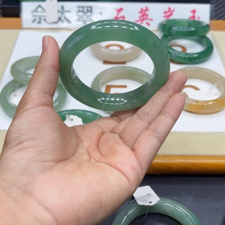 石英质玉手镯未镶嵌太****?